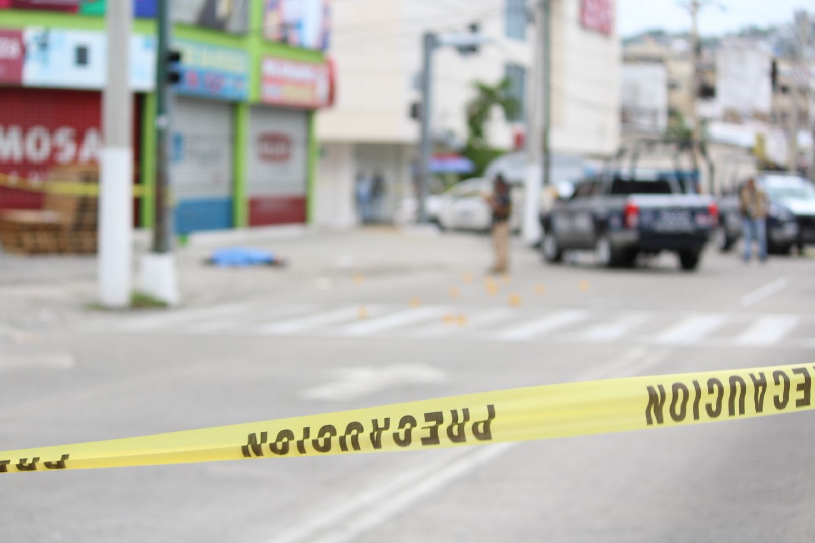 Asesinan a balazos a policía municipal y creador de contenido en la avenida Cuauhtémoc de Acapulco