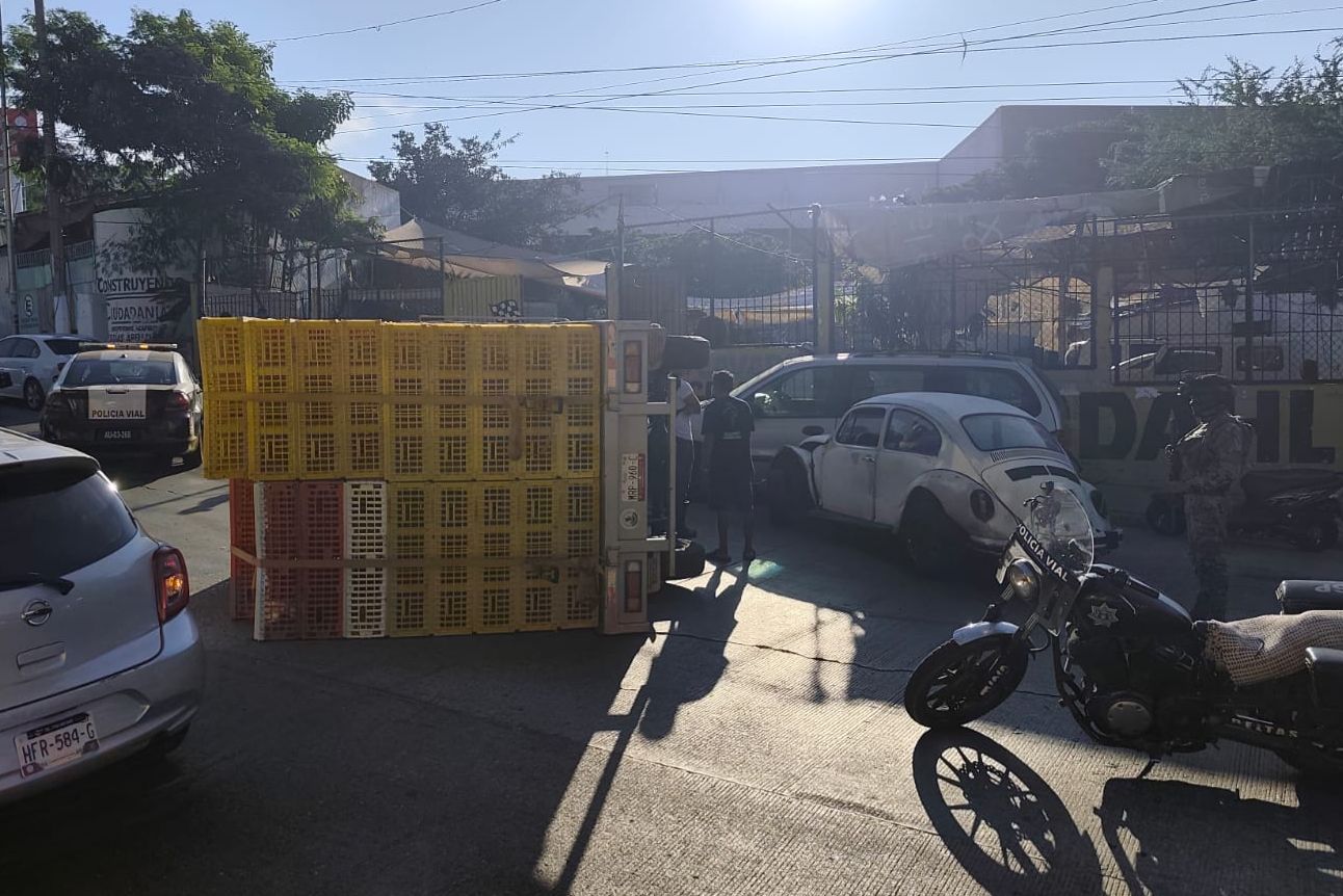 Vuelca camión cargado de pollos tras choque múltiple en la avenida Ruiz Cortines de Acapulco