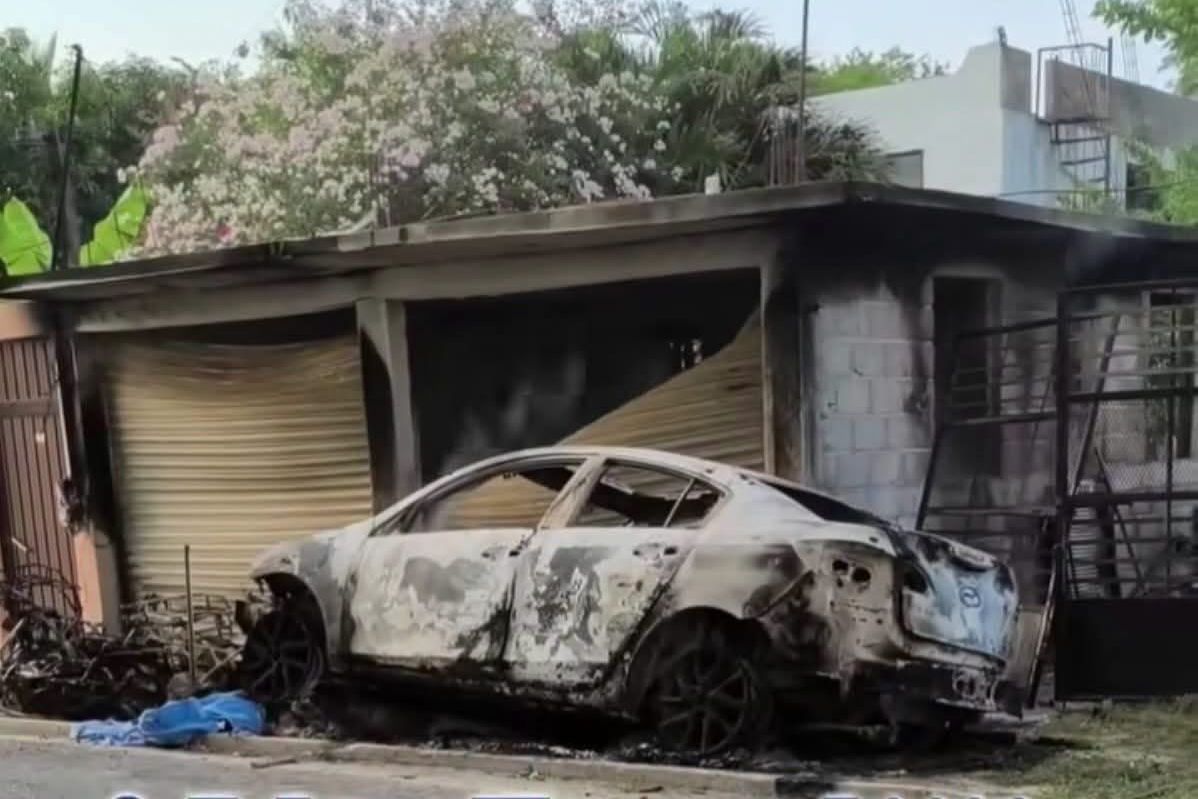 Localizan a tres personas asesinadas dentro de vehículo incendiado en Barra de Tecoanapa