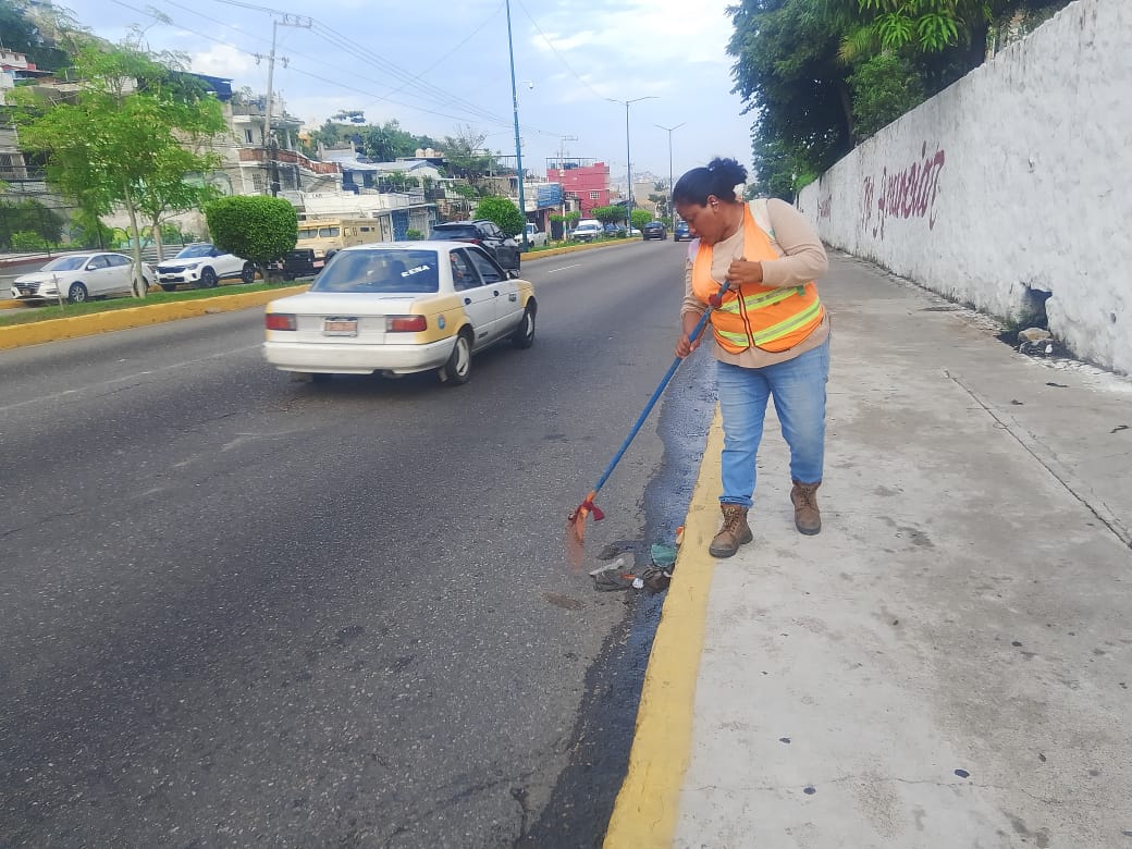 Implementa Gobierno de Acapulco acciones de limpieza en distintos puntos de la ciudad