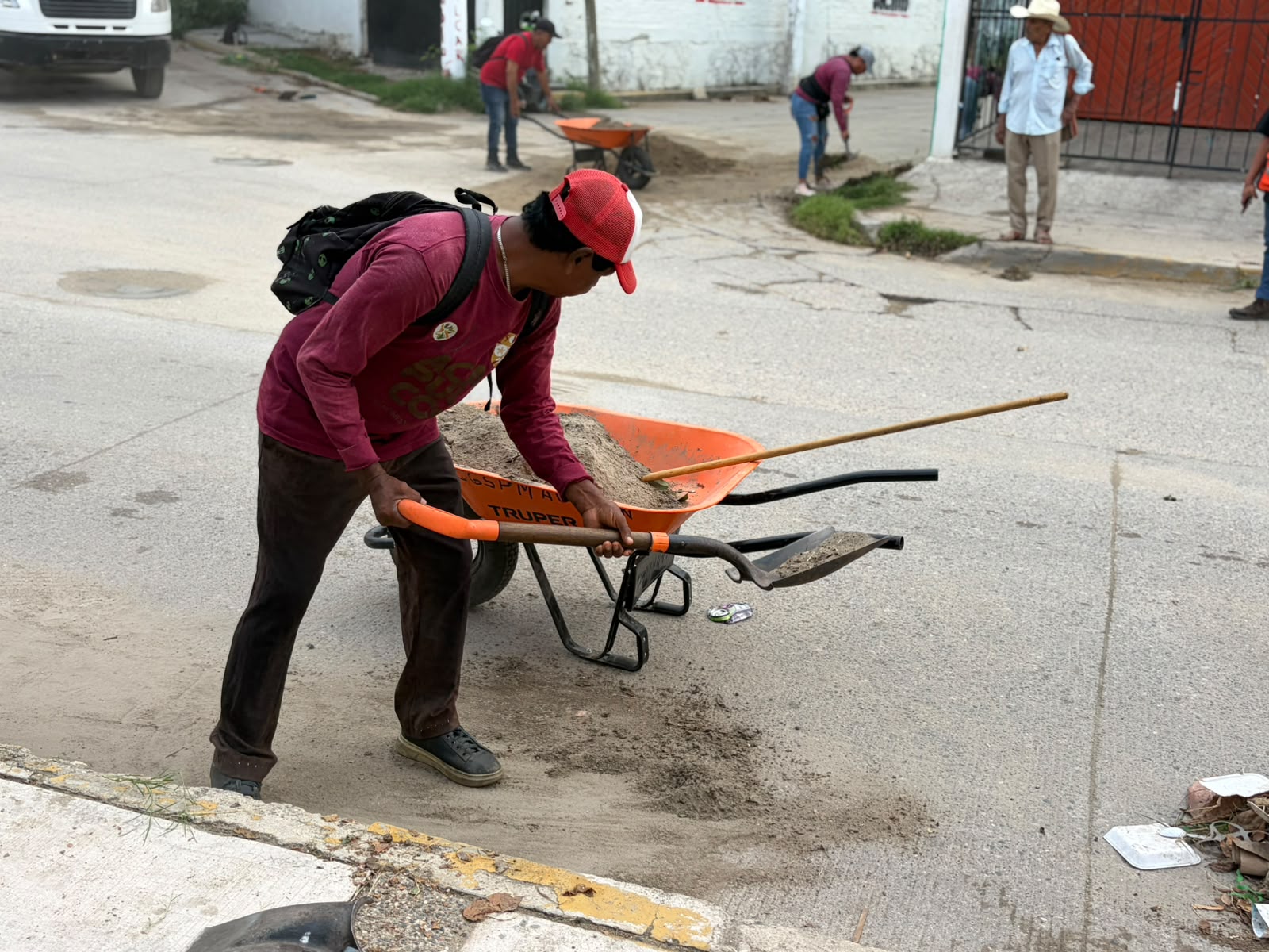 Lleva Gobierno de Acapulco atención integral a La Venta con brigadas de servicios públicos